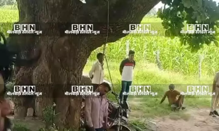 युवक का शव पेड़ पर लटका मिला ग्रामीणों ने लगाया हत्या का आरोप युवक का शव पेड़ पर लटका मिला ग्रामीणों ने लगाया हत्या का आरोप