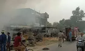 प्रतापगढ़ में बवाल: दो पक्षों में विवाद के बाद घरों में आगजनी, पुलिस पर हमला तीन पुलिसकर्मी घायल, 9 लोग हिरासत में