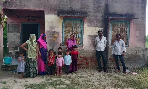 जर्जर भवन में चल रही आंगनबाड़ी, कभी भी हो सकता है हादसा