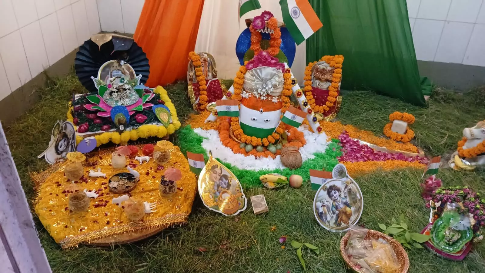 मासिक शिवरात्रि पर भगवान शिव का अभिषेक मासिक शिवरात्रि पर भगवान शिव का अभिषेक