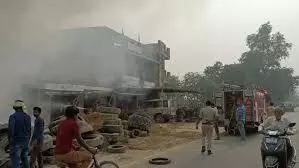 प्रतापगढ़ में बवाल: दो पक्षों में विवाद के बाद घरों में आगजनी, पुलिस पर हमला तीन पुलिसकर्मी घायल, 9 लोग हिरासत में प्रतापगढ़ में बवाल: दो पक्षों में विवाद के बाद घरों में आगजनी, पुलिस पर हमला तीन पुलिसकर्मी घायल, 9 लोग हिरासत में