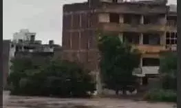 राजस्थान के सवाईमाधोपुर में बाढ़, 250 घर डूबे: गुजरात में टैंकर बहा, इस पर सवार 13 लोगों का रेस्क्यू