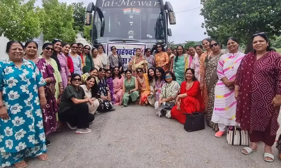 महिलाओं ने चुन्दरी मनोरथ के पोस्टर का किया विमोचन