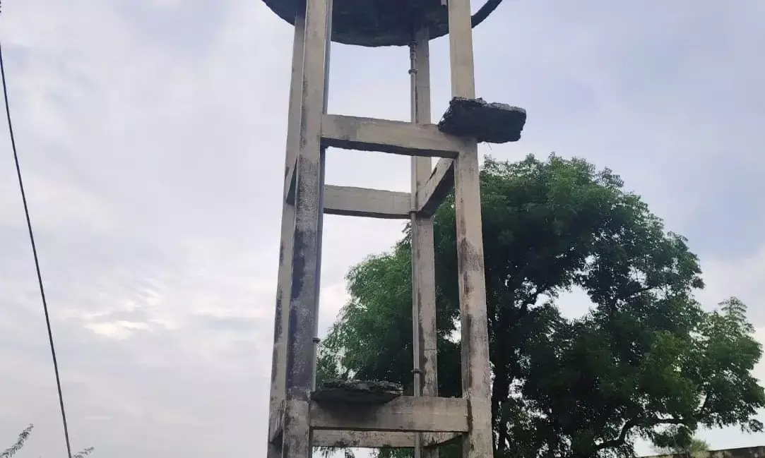 गुरूजी का खेड़ा में जर्जर टंकी हादसे को दे रही दावत, ग्रामीणों ने प्रशासन से की कार्रवाई की मांग