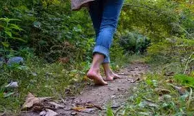 नई बीमारी से सावधान: नंगे पैर चलना बन सकता है खतरा!