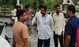 कर्मचारियों को टोल प्लाजा  से हटाने का विरोध:नाराज कार्मिकों ने नाके के बैरियर हटाए,  फ्री निकले वाहन