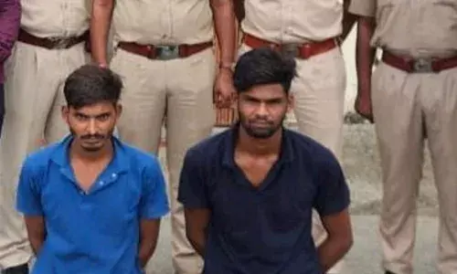 राहगीर महिला पर चाकू से हमला कर लूटने वाले,दो बदमाश गिरफ्तार, गहने बरामद राहगीर महिला पर चाकू से हमला कर लूटने वाले,दो बदमाश गिरफ्तार, गहने बरामद