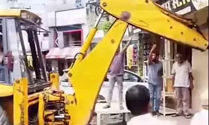 भीलवाड़ा में अतिक्रमण हटाने की कार्रवाई, सत्यम कॉम्प्लेक्स रोड पर चला नगर निगम का बुलडोजर