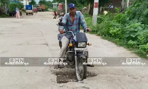 गंगापुर-करेड़ा मार्ग पर जानलेवा खड्डा, हर पल हादसे का डर