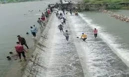 सवाईमाधोपुर: सूरवाल बांध में नाव हादसा, पूर्व सरपंच सहित छह लोग लापता सवाईमाधोपुर: सूरवाल बांध में नाव हादसा, पूर्व सरपंच सहित छह लोग लापता