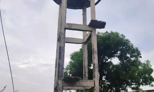 गुरूजी का खेड़ा में जर्जर टंकी हादसे को दे रही दावत, ग्रामीणों ने प्रशासन से की कार्रवाई की मांग गुरूजी का खेड़ा में जर्जर टंकी हादसे को दे रही दावत, ग्रामीणों ने प्रशासन से की कार्रवाई की मांग