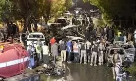 धमाके से 2 लोगों की मौत और 33 घायल, कराची में मच गई अफरा-तफरी धमाके से 2 लोगों की मौत और 33 घायल, कराची में मच गई अफरा-तफरी
