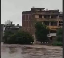 राजस्थान के सवाईमाधोपुर में बाढ़, 250 घर डूबे: गुजरात में टैंकर बहा, इस पर सवार 13 लोगों का रेस्क्यू