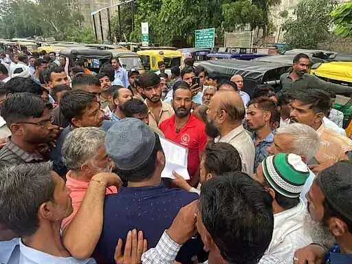 अजमेर में ऑटो चालकों ने किया प्रदर्शन अजमेर में ऑटो चालकों ने किया प्रदर्शन