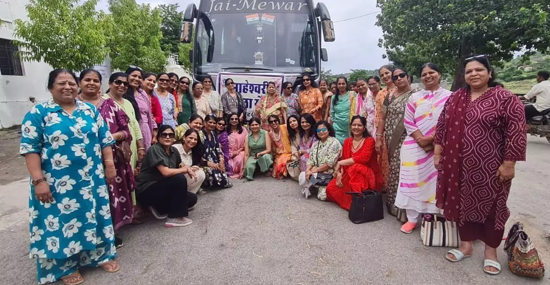 महिलाओं ने चुन्दरी मनोरथ के पोस्टर का किया विमोचन