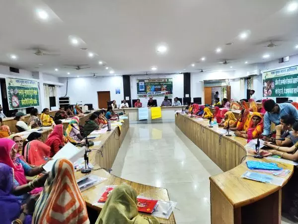 नशा मुक्त भारत अभियान के तहत एसएचजी की महिलाओं को दिलाई शपथ