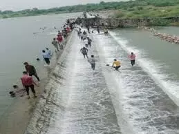 सवाईमाधोपुर: सूरवाल बांध में नाव हादसा, पूर्व सरपंच सहित छह लोग लापता सवाईमाधोपुर: सूरवाल बांध में नाव हादसा, पूर्व सरपंच सहित छह लोग लापता