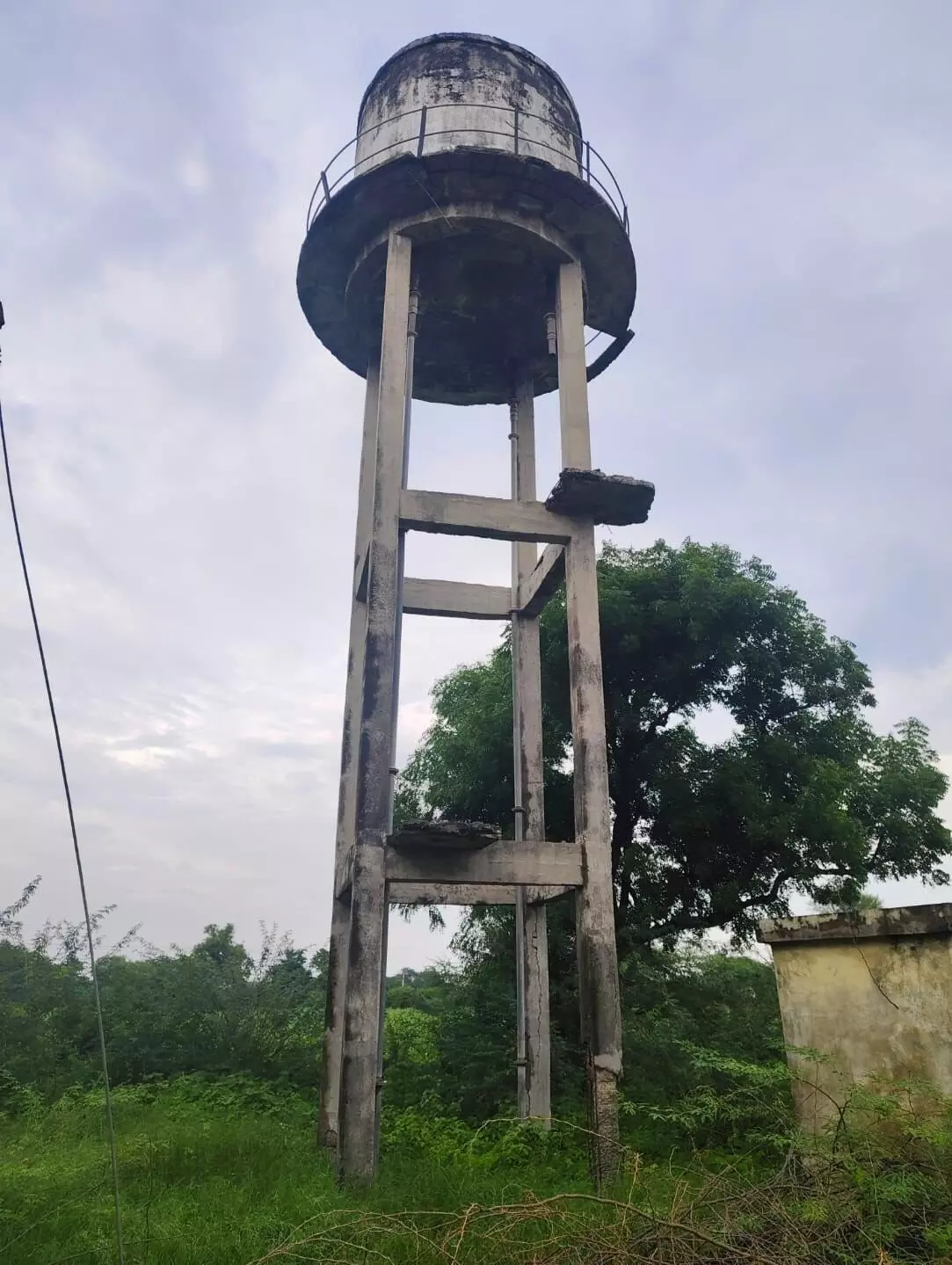 गुरूजी का खेड़ा में जर्जर टंकी हादसे को दे रही दावत, ग्रामीणों ने प्रशासन से की कार्रवाई की मांग गुरूजी का खेड़ा में जर्जर टंकी हादसे को दे रही दावत, ग्रामीणों ने प्रशासन से की कार्रवाई की मांग