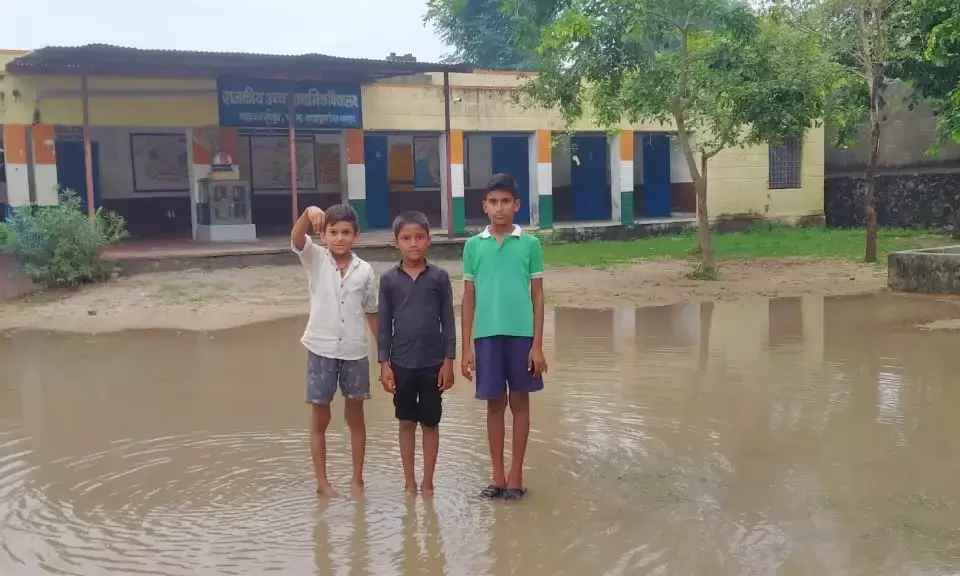 बहका खेड़ा विद्यालय परिसर जलमग्न, ग्रामीणों में आक्रोश, सुविधाओं की अनदेखी