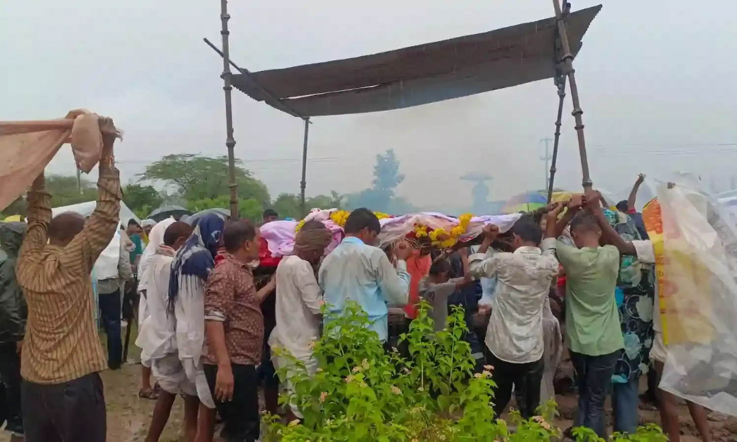 देवपुरा में स्थायी मोक्षधाम नहीं, बारिश में बांस-तिरपाल तले किया अंतिम संस्कार,ग्रामीणों में आक्रोश, कहा - अब आंदोलन करेंगे