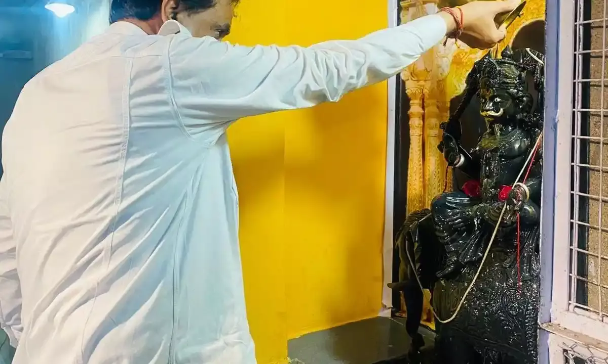 विधायक कृपलानी ने शनि अमावस्या पर किया श्री गजराज शनिदेव मंदिर पर अभिषेक