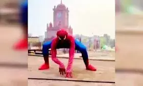 घंटाघर पर खतरनाक स्टंट करने वाला ‘स्पाइडरमैन’ मेरठ में गिरफ्तार घंटाघर पर खतरनाक स्टंट करने वाला ‘स्पाइडरमैन’ मेरठ में गिरफ्तार