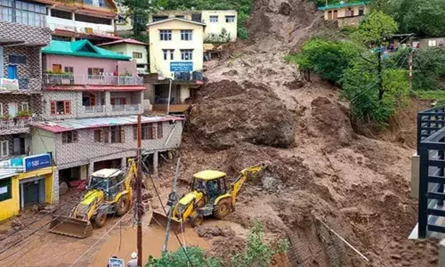 चमोली में फटा बादल,  कई  दुकानें और वाहन बहे,एसडीएम आवास  के साथ ही कई घरों में मलबा घुसा