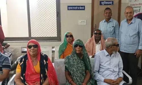 निशुल्क नेत्र और दंत शिविर में रोगियों को परामर्श परामर्श दिया