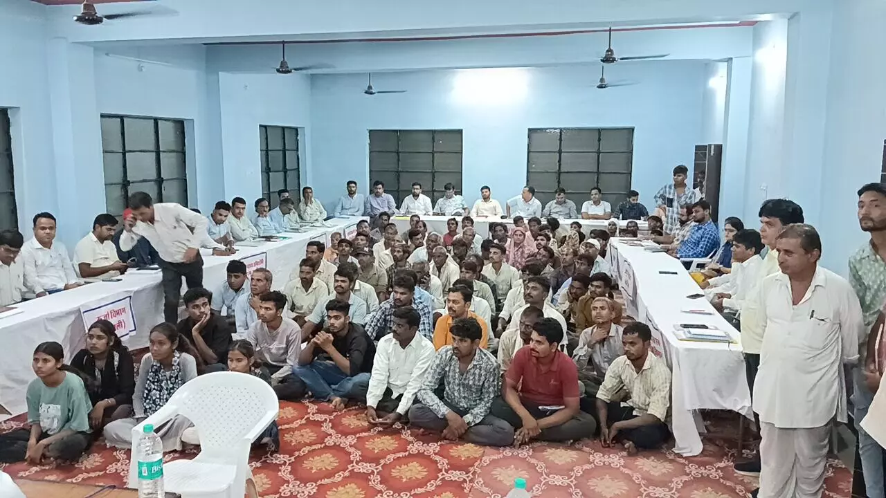 चैनपुरिया ग्राम पंचायत मुख्यालय पर रात्रि चौपाल का आयोजन, ग्रामीणों की समस्याओं का हुआ त्वरित निस्तारण