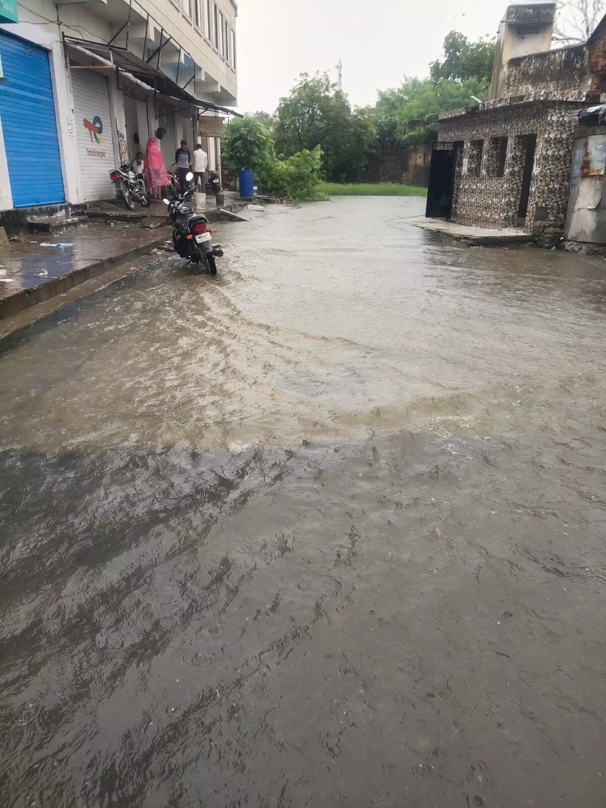 पिवनिया तालाब की चादर चली पिवनिया तालाब की चादर चली