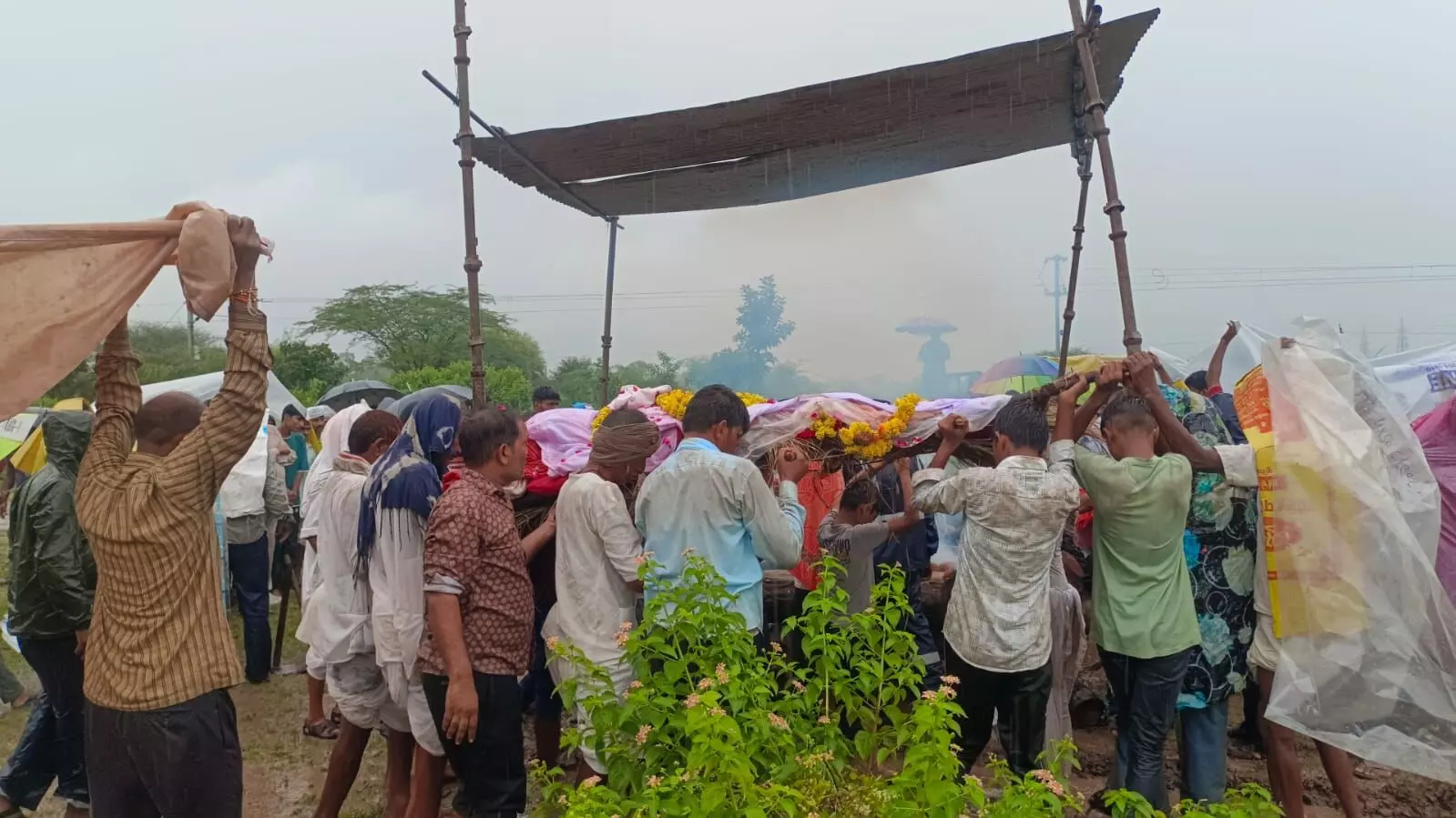 देवपुरा में स्थायी मोक्षधाम नहीं, बारिश में बांस-तिरपाल तले किया अंतिम संस्कार,ग्रामीणों में आक्रोश, कहा - अब आंदोलन करेंगे