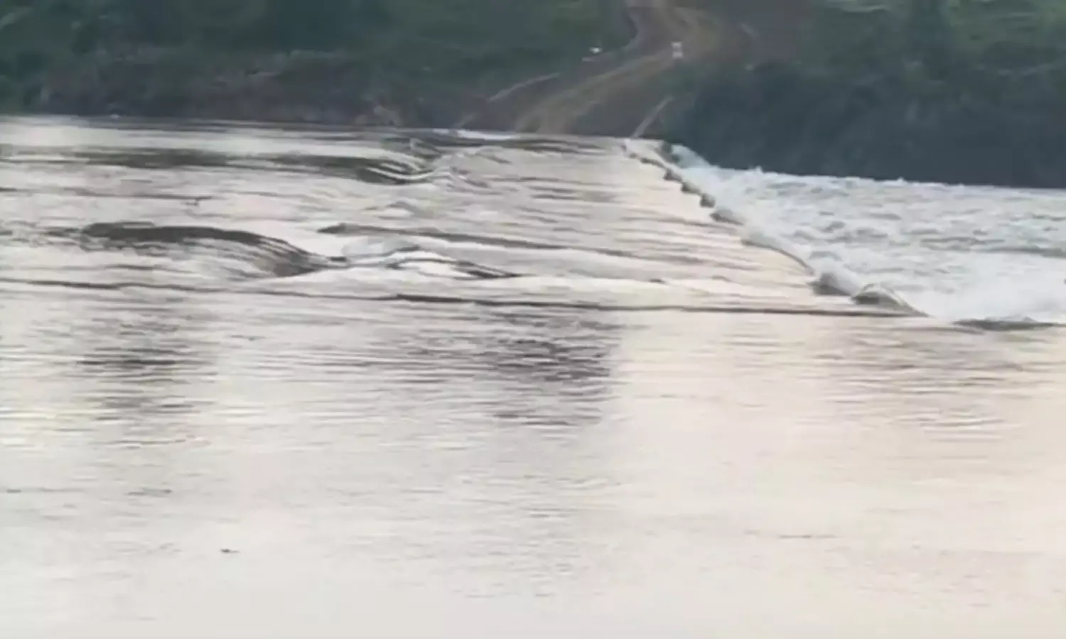 बेड़च नदी उफान पर, भीलवाड़ा व चित्तौड़गढ़ का कटा संपर्क