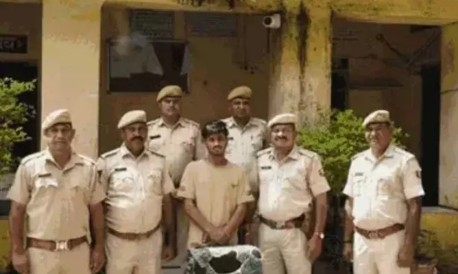 डकैत का जुलूस: पुलिस के शिकंजे में हर्षित, चेहरे को नकाब भी न बचा सका