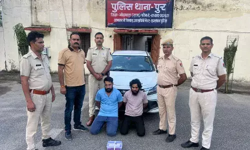 ग्रामीणों से झगड़ा कर भाग रहे दो लोगों को पुलिस ने नाकाबंदी में पकड़ा, देसी पिस्टल और ग्लैंजा कार जब्त