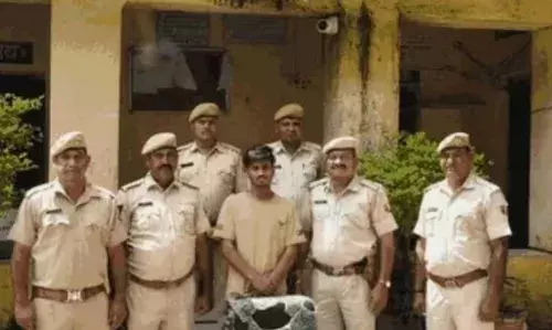 डकैत का जुलूस: पुलिस के शिकंजे में हर्षित, चेहरे को नकाब भी न बचा सका डकैत का जुलूस: पुलिस के शिकंजे में हर्षित, चेहरे को नकाब भी न बचा सका