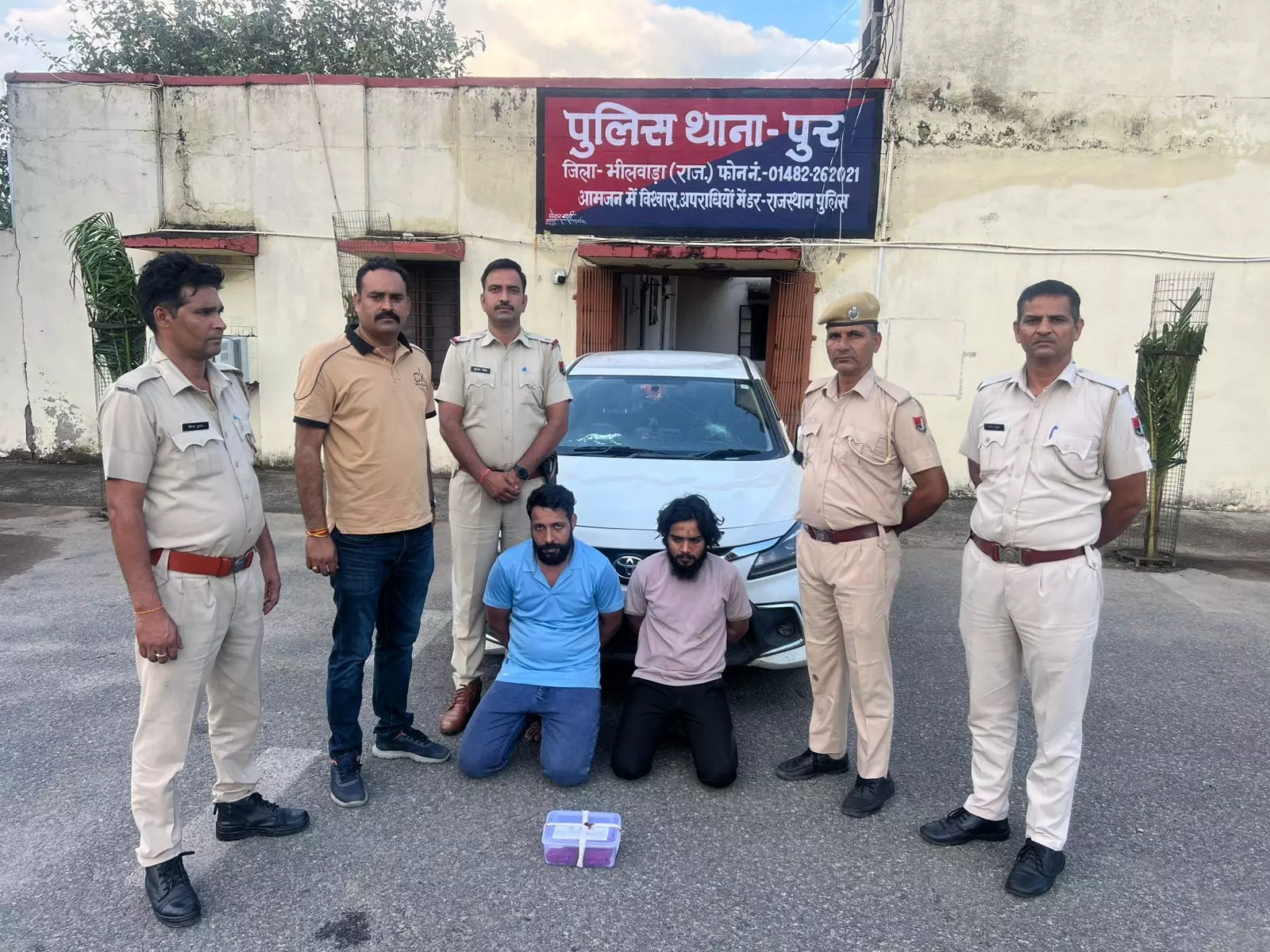 ग्रामीणों से झगड़ा कर भाग रहे दो लोगों को पुलिस ने नाकाबंदी में पकड़ा, देसी पिस्टल और ग्लैंजा कार जब्त