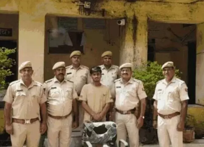 डकैत का जुलूस: पुलिस के शिकंजे में हर्षित, चेहरे को नकाब भी न बचा सका डकैत का जुलूस: पुलिस के शिकंजे में हर्षित, चेहरे को नकाब भी न बचा सका