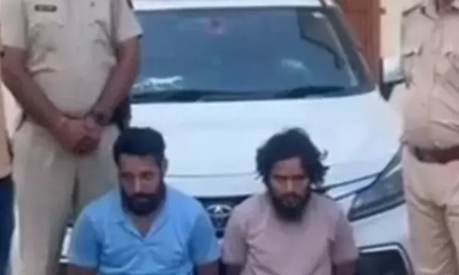 हथियारों के साथ 2 बदमाश गिरफ्तार, गांव में झगड़ा कर ग्रामीणों को धमकाया