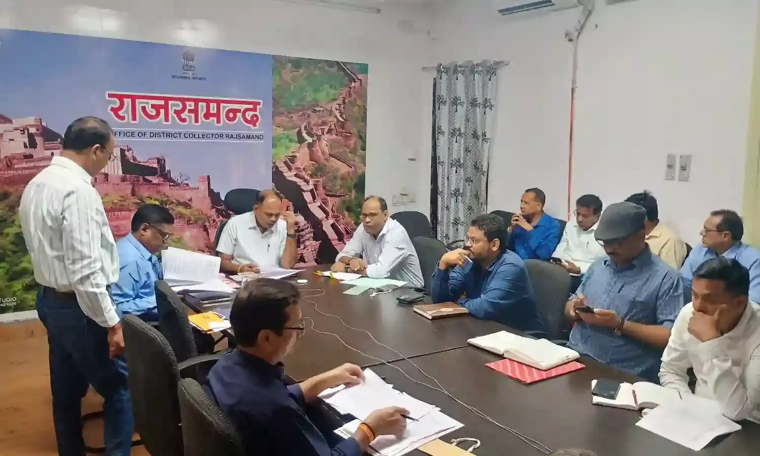 आगामी पंचायत चुनावों को लेकर करें समुचित तैयारियां, कोई लापरवाही न हो :कलक्टर