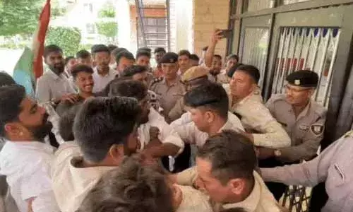 अजमेर में एनएसयूआई का एमडीएस यूनिवर्सिटी में प्रदर्शन:पुलिस और कार्यकर्ताओं के बीच धक्का-मुक्की, गेट पर चढ़कर नारेबाजी की