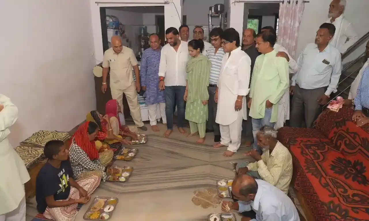 महर्षि दधीचि जयंती के उपलक्ष्य में समाजजनों ने वृद्ध आश्रम में वृद्ध जनों को कराया भोजन