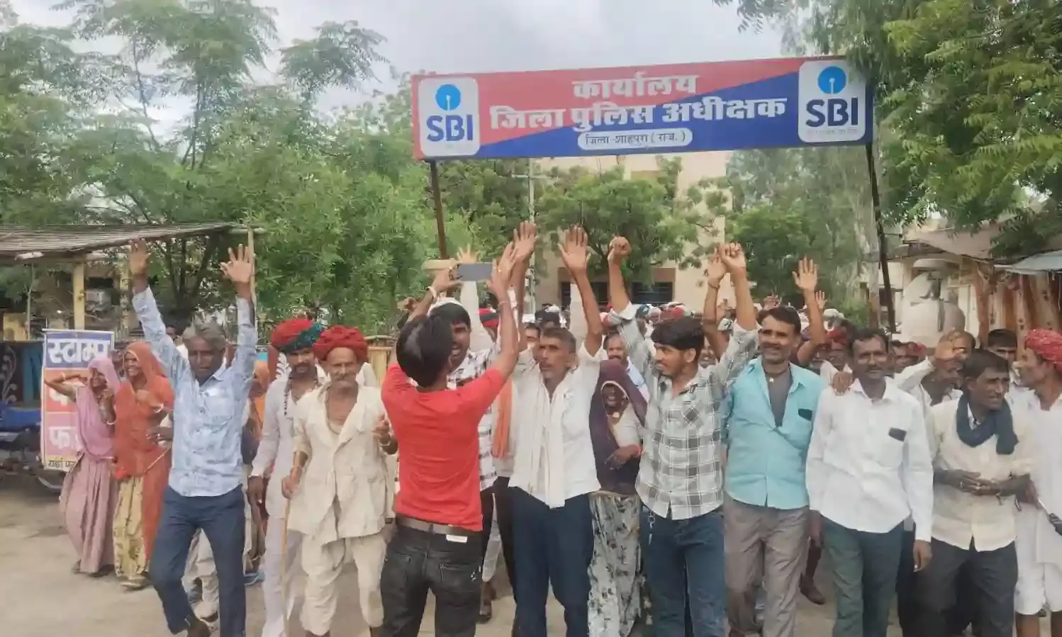 ईटमारिया व करमडास के सैकडो धरतीपुत्रों ने एसडीएम कार्यालय पर किया प्रदर्शन, फसल खराबे मुआवजे की मांग ईटमारिया व करमडास के सैकडो धरतीपुत्रों ने एसडीएम कार्यालय पर किया प्रदर्शन, फसल खराबे मुआवजे की मांग