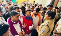 उदयपुर की तर्ज पर इंदौर  में सर तन से जुदा की धमकी, हिंदू समाज ने किया थाने का घेराव