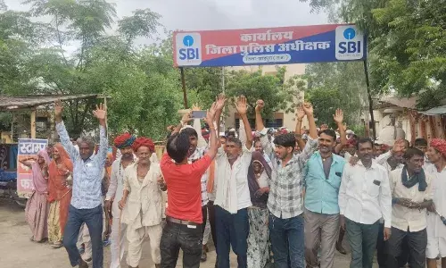 ईटमारिया व करमडास के सैकडो धरतीपुत्रों ने एसडीएम कार्यालय पर किया प्रदर्शन, फसल खराबे मुआवजे की मांग