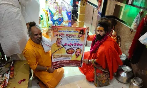 प्रयागराज के महंत बलवीरगिरी महाराज ने किया श्री शिव महापुराण कथा पोस्टर का विमोचन