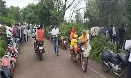 कुएं में समा गई तस्करों की पिकअप: पुष्पा-स्टाइल में हुआ फिल्मी हादसा कुएं में समा गई तस्करों की पिकअप: पुष्पा-स्टाइल में हुआ फिल्मी हादसा