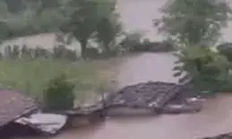 उदयपुर में भारी बारिश का कहर: मकान ढहे, स्कूल बंद, बांधों के गेट खुले उदयपुर में भारी बारिश का कहर: मकान ढहे, स्कूल बंद, बांधों के गेट खुले