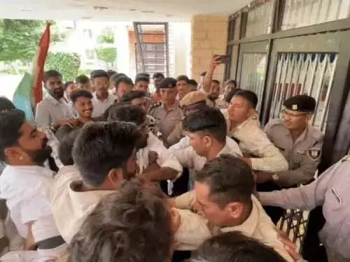 अजमेर में एनएसयूआई का एमडीएस यूनिवर्सिटी में प्रदर्शन:पुलिस और कार्यकर्ताओं के बीच धक्का-मुक्की, गेट पर चढ़कर नारेबाजी की अजमेर में एनएसयूआई का एमडीएस यूनिवर्सिटी में प्रदर्शन:पुलिस और कार्यकर्ताओं के बीच धक्का-मुक्की, गेट पर चढ़कर नारेबाजी की