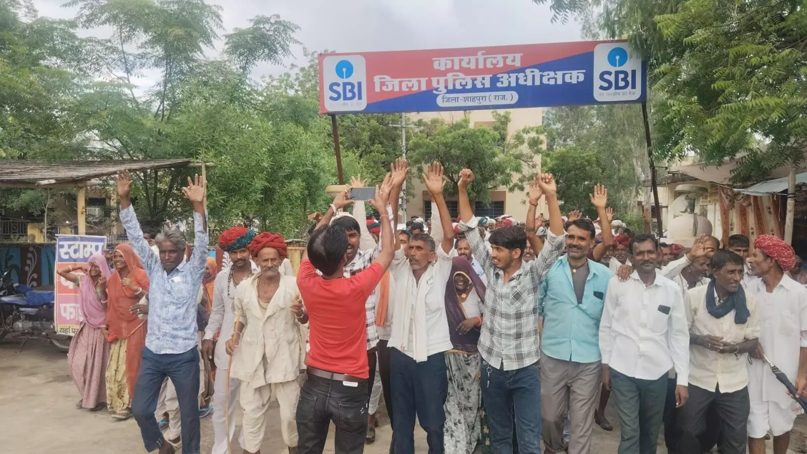 ईटमारिया व करमडास के सैकडो धरतीपुत्रों ने एसडीएम कार्यालय पर किया प्रदर्शन, फसल खराबे मुआवजे की मांग ईटमारिया व करमडास के सैकडो धरतीपुत्रों ने एसडीएम कार्यालय पर किया प्रदर्शन, फसल खराबे मुआवजे की मांग