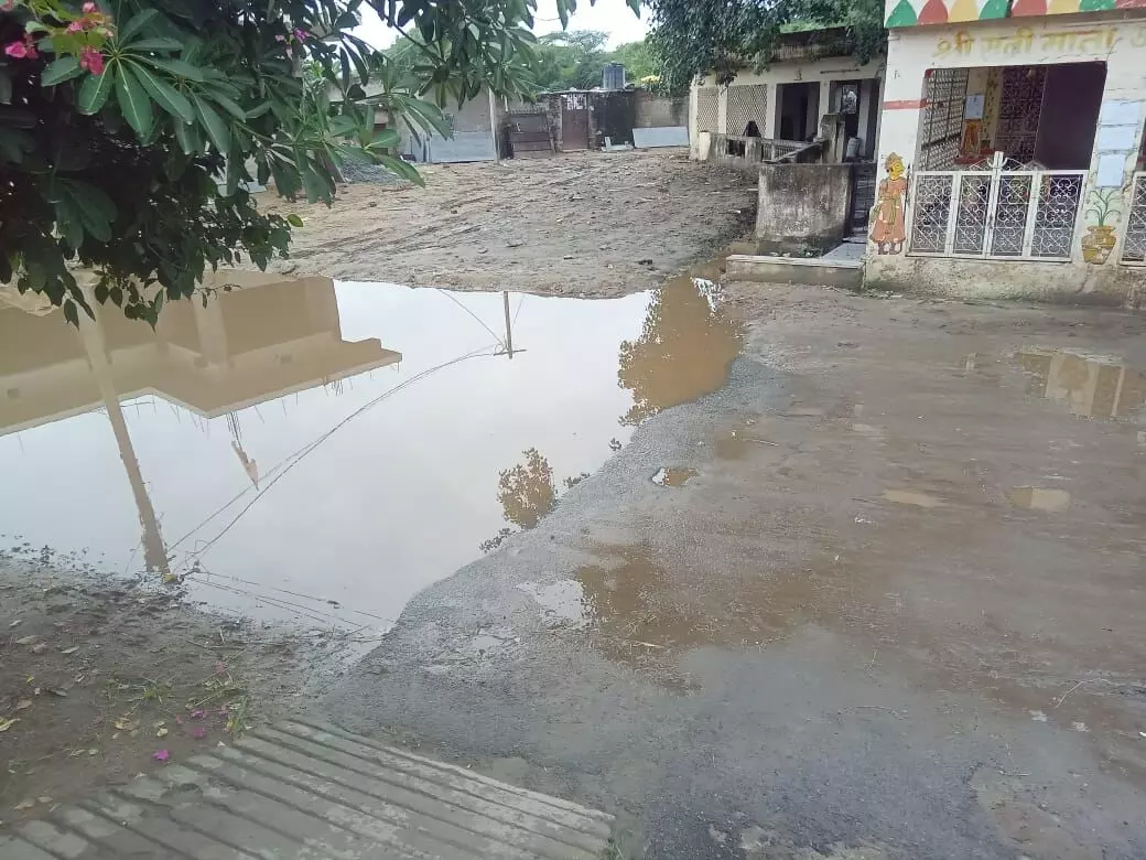 गंदे पानी की निकासी न होने से ग्रामीण परेशान